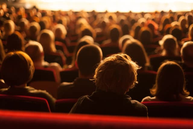 Nowe oblicze sceny teatralnej: trendy i innowacje