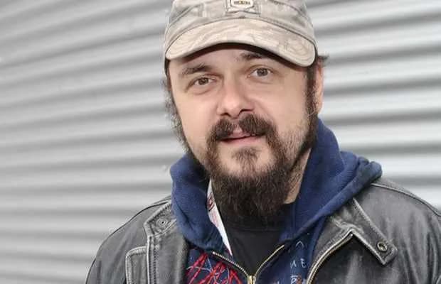 Arkadiusz Jakubik gra rock and roll bez przebaczenia w zespole Dr Misio