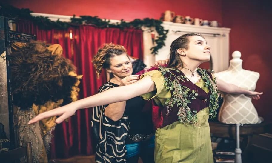 Kto szyje kostiumy dla aktorów: poznaj specjalistów teatralnych i filmowych