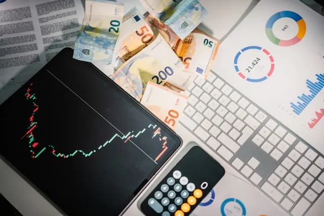 Jak kryptowaluty zmieniają przemysł filmowy: Blockchain, NFT i finansowanie filmów