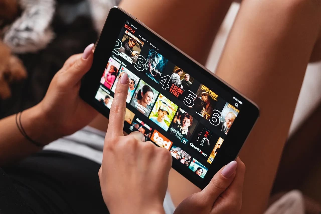 Wypożyczaj, nie subskrybuj – dlaczego coraz więcej osób wybiera jednorazowy dostęp do filmów?