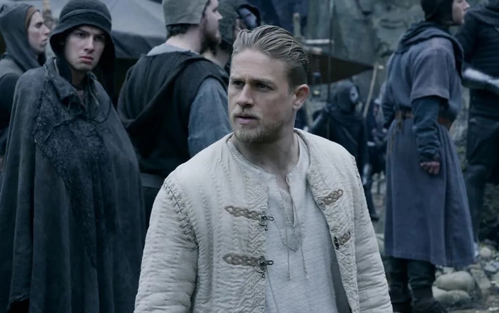 Obsada filmu Król Artur: Legenda miecza - Hunnam, Law i inni