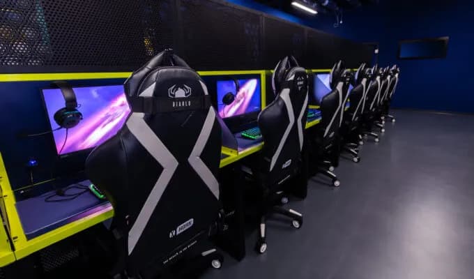 Kafejki gamingowe i społeczności graczy w Polsce: Gdzie można spotkać innych graczy?